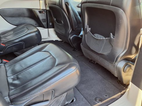 Used 2019 Chrysler Pacifica Touring-L image 13