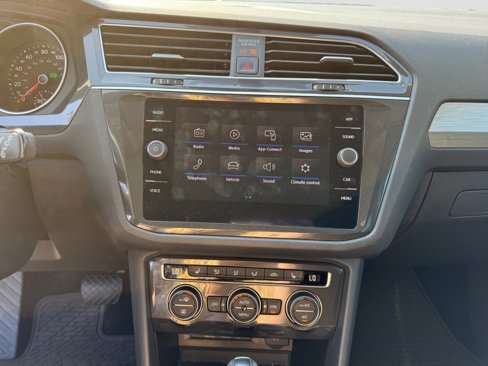 Used 2020 Volkswagen Tiguan SE w/ Panoramic Sunroof Package image 19