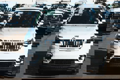 Used 2019 Jeep Cherokee Latitude w/ Popular Appearance Group image 2