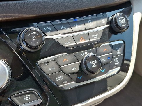 Used 2019 Chrysler Pacifica Touring-L Plus w/ Advanced Safetytec Group image 16