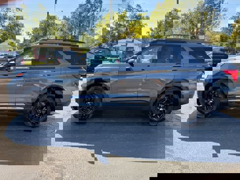 Used 2020 Ford Explorer XLT w/ Equipment Group 202A image 4