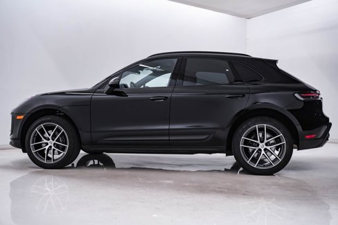 Certified 2025 Porsche Macan image 2