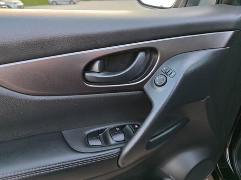 Used 2020 Nissan Rogue Sport S image 24