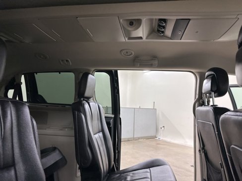 Used 2016 Chrysler Town & Country Touring image 23