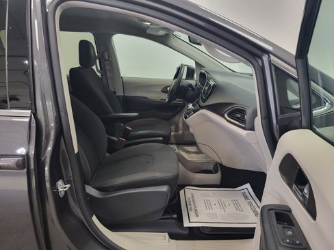 Used 2019 Chrysler Pacifica LX image 13