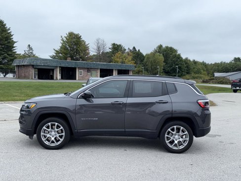 Used 2024 Jeep Compass Latitude image 8