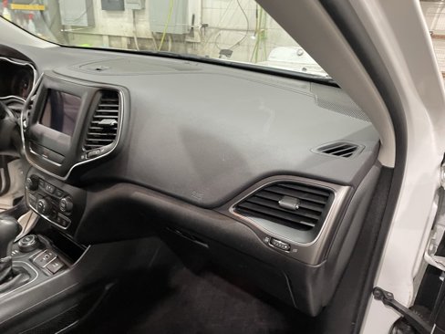 Used 2019 Jeep Cherokee Latitude Plus w/ Cold Weather Group image 14