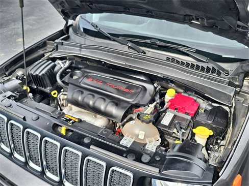 Used 2019 Jeep Renegade Latitude w/ Cold Weather Group image 16