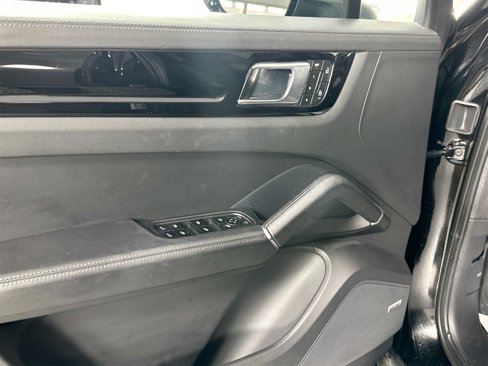 Certified 2023 Porsche Cayenne Platinum Edition image 32