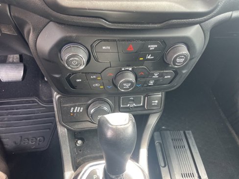 Used 2022 Jeep Renegade Limited image 3