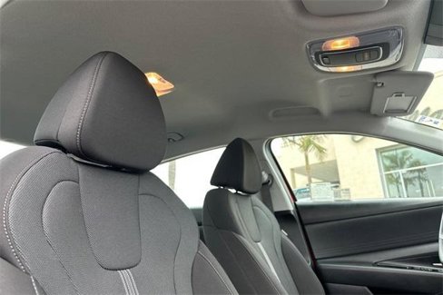 Used 2025 Hyundai Elantra SE image 17