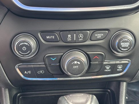 Used 2019 Jeep Cherokee Latitude Plus w/ Cold Weather Group image 22