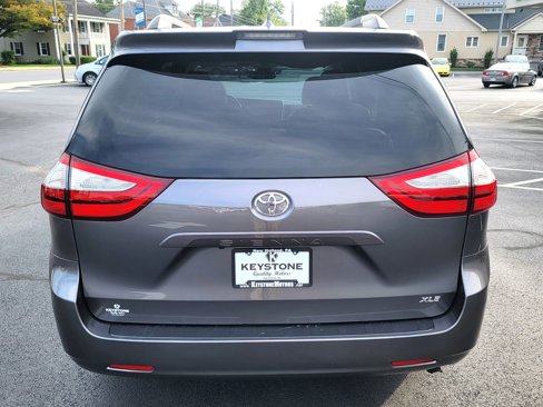 Used 2018 Toyota Sienna XLE image 6