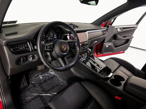 Certified 2025 Porsche Macan image 4