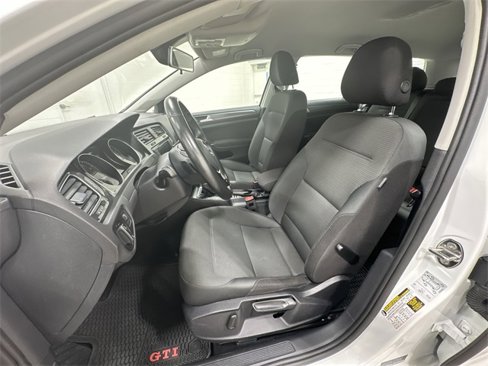 Used 2018 Volkswagen Golf S image 14