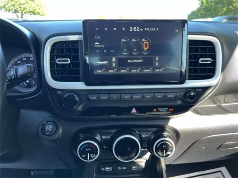 Used 2022 Hyundai Venue Limited image 25