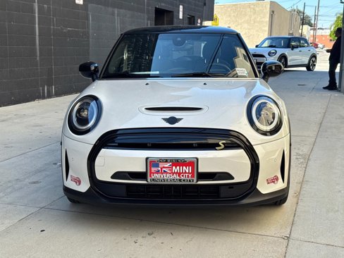 Certified 2024 MINI Cooper SE image 3