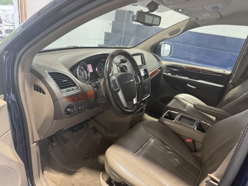 Used 2013 Chrysler Town & Country Touring image 7