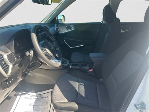 Used 2023 Kia Soul LX image 9