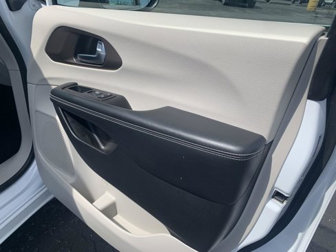 Used 2022 Chrysler Voyager LX image 11