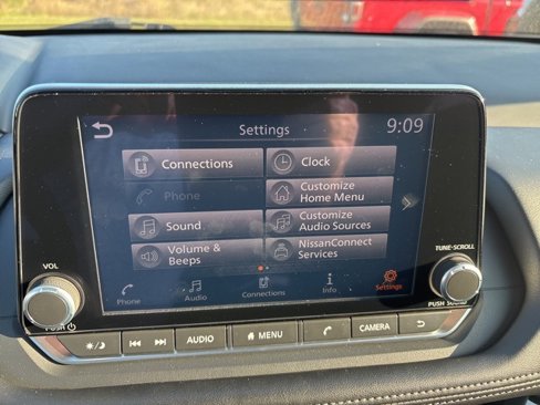 Used 2024 Nissan Rogue SV image 12