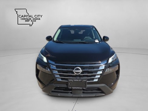Used 2024 Nissan Rogue SV image 2