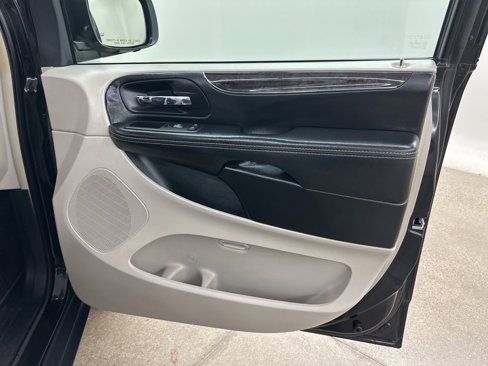 Used 2016 Chrysler Town & Country Touring image 19