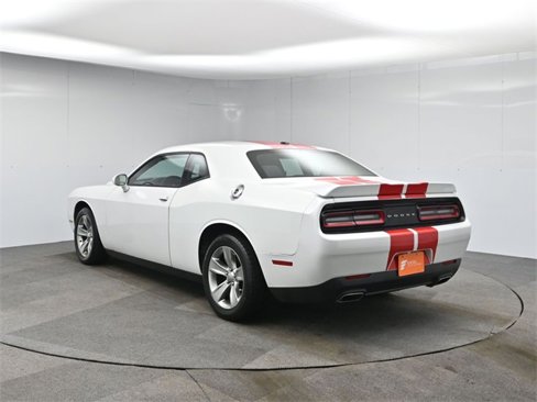 Used 2015 Dodge Challenger SXT image 3