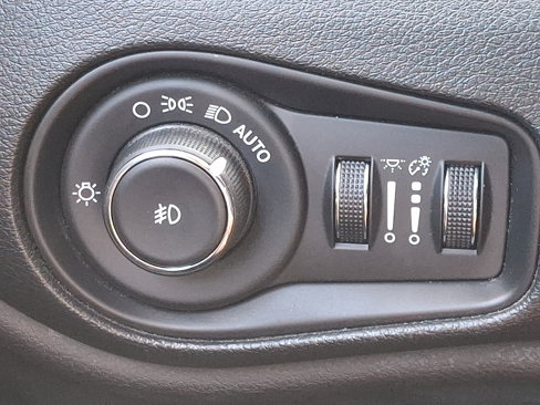 Used 2016 Jeep Renegade Latitude w/ Popular Equipment Group image 24