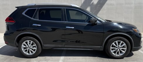 Used 2017 Nissan Rogue SV image 3