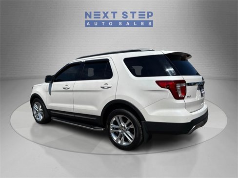 Used 2017 Ford Explorer XLT w/ Equipment Group 202A image 5