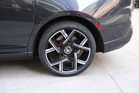 New 2025 Rolls-Royce Cullinan Black Badge image 24