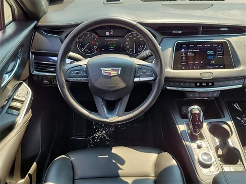 Used 2023 Cadillac XT4 Luxury w/ Cold Weather Package image 7