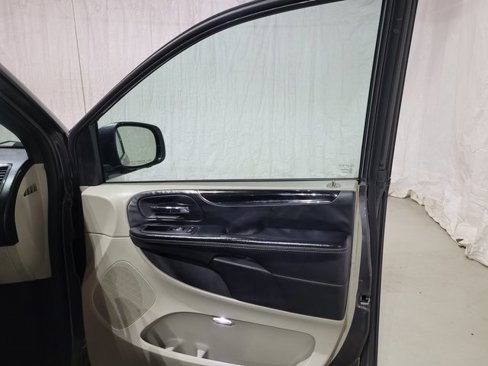 Used 2017 Dodge Grand Caravan SXT image 52
