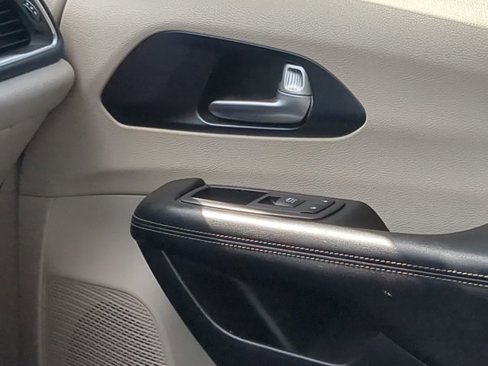 Used 2020 Chrysler Pacifica Limited image 15