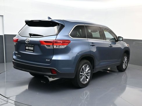 Used 2019 Toyota Highlander SE image 3