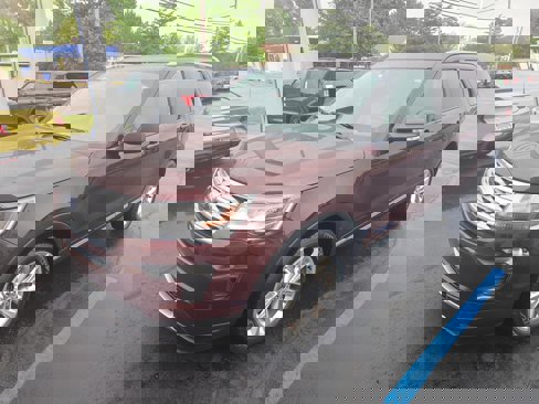 Used 2019 Ford Explorer XLT w/ Equipment Group 202A image 2