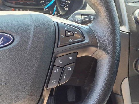 Used 2019 Ford Edge SE image 17
