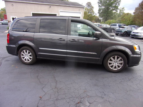 Used 2016 Chrysler Town & Country Touring image 5