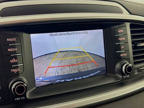 Used 2019 Kia Sorento LX image 16