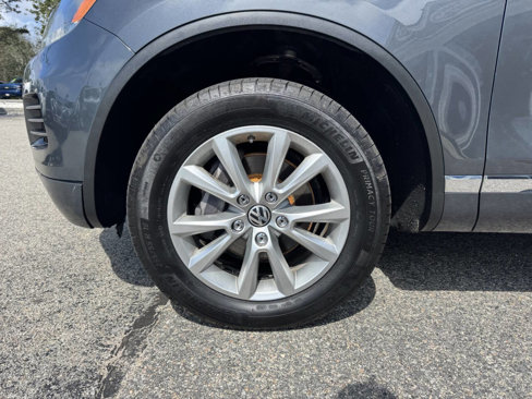 Used 2014 Volkswagen Touareg Sport image 4