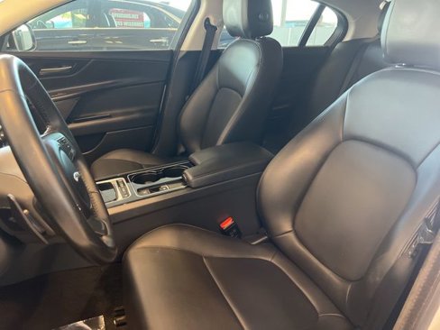 Used 2017 Jaguar XE Premium image 20