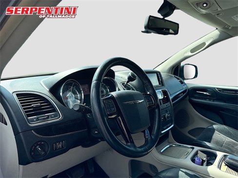 Used 2014 Chrysler Town & Country Touring-L image 11