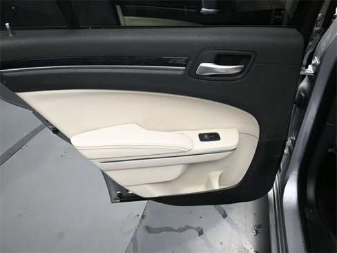 Used 2016 Chrysler 300 C image 28