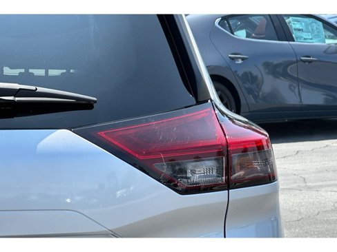Used 2022 Nissan Rogue SV image 48