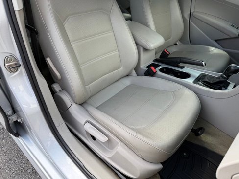 Used 2013 Volkswagen Passat TDI SE image 45