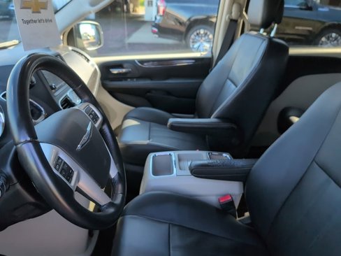 Used 2015 Chrysler Town & Country Touring image 12