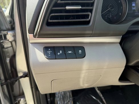 Used 2020 Hyundai Elantra SEL image 16
