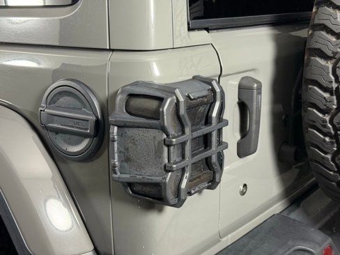 Used 2020 Jeep Wrangler Unlimited Sahara image 16