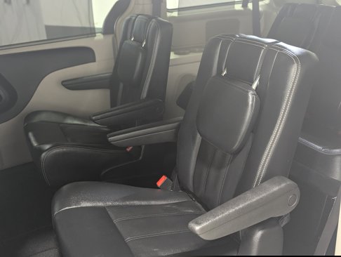 Used 2016 Chrysler Town & Country Touring w/ Driver Convenience Group image 13